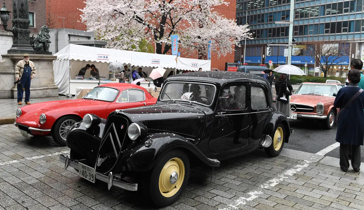 Sejumlah mobil klasik dan antik dipajang saat pameran Japan Classic Automobile 2017 di jembatan Nihonbashi di Tokyo, Jepang (9/4). (AFP/Toshifumi Kitamura)
