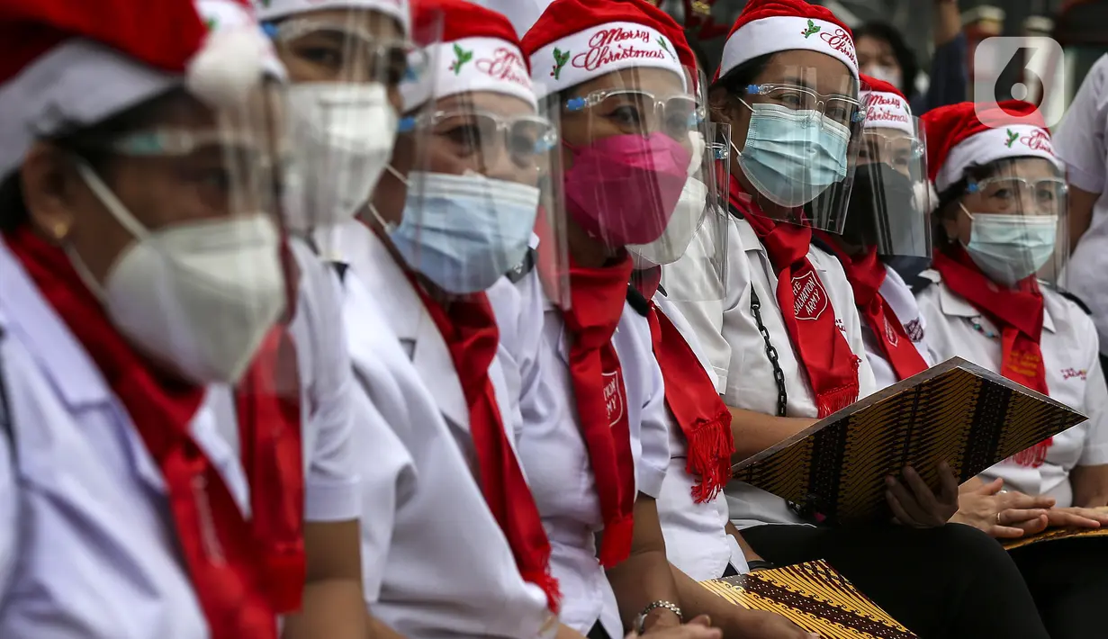 Para peserta saat mengikuti acara Christmas in Jakarta di Bundaran Hotel Indonesia, Jakarta, Selasa (21/12/2021). Pemerintah Provinsi DKI Jakarta menggelar Christmas in Jakarta dalam rangka menyambut Natal 2021. (Liputan6.com/Johan Tallo)