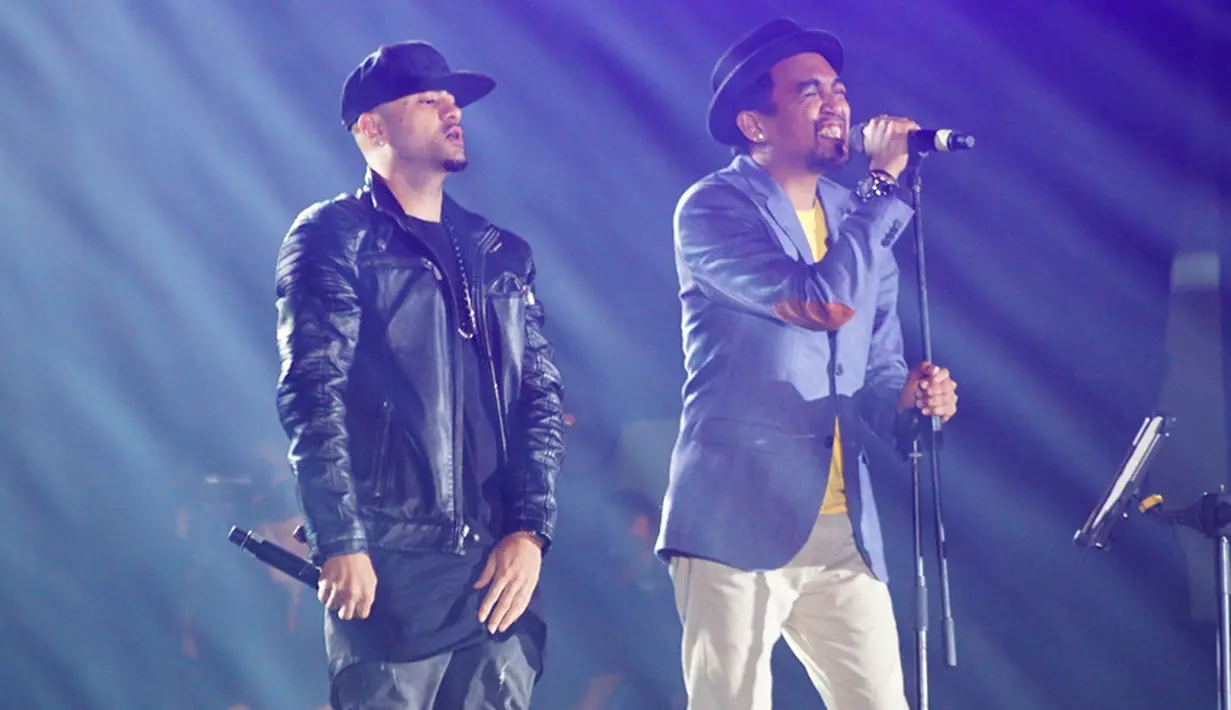 Suasana romantis terasa ketika lagu Kau didendangkan Glenn yang katanya dipersembahkan kepada jomblo yang hadir saat itu. Ia juga menyampaikan sebuah kalimat yang berisi tentang patah hati yang dirasakan hampir semua orang.  (Syaiful Bahri/Bintang.com)