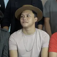 Dikabarkan putus dengan pacar, Rizky Febian ogah berkomentar. 