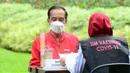 Presiden Joko Widodo atau Jokowi menjalani pendaftaran dan verifikasi data saat mengikuti vaksinasi COVID-19 di Istana Merdeka, Jakarta, Rabu (13/1/2021). Vaksinasi ini jadi titik awal vaksinasi nasional sebagai upaya penanganan pandemi COVID-19. (Lukas/Biro Pers Sekretariat Presiden)