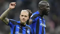 Pemain Inter Milan Federico Dimarco (kiri) dan Romelu Lukaku merayakan setelah pertandingan sepak bola leg kedua semifinal Coppa Italia antara Inter Milan dan Juventus di Stadion San Siro, Milan, Italia, Rabu (26/4/2023). (AP Photo/Luca Bruno)