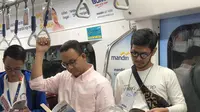 Gubernur DKI Anies Baswedan sedang membaca di dalam MRT Jakarta. (Liputan6.com/Ratu Annisaa Suryasumirat)