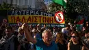 Warga menggelar aksi unjuk rasa menentang pencegatan Armada Solidaritas Global oleh Angkatan Laut Israel di luar Kementerian Luar Negeri, Athena, Yunani, pada 18 Mei 2026. (Aggelos NAKKAS/AFP)