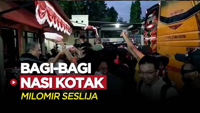 Berita Video, Pelatih Borneo FC Bagikan Nasi Kotak Kepada Suporter Persik Kediri