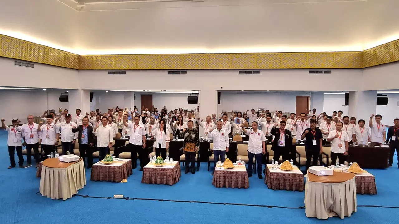 Relawan Pro Jokowi (Projo) Sulawesi Selatan (Sulsel) menyatakan dukungan terhadap duet Prabowo Subianto-Airlangga Hartarto sebagai capres dan cawapres di pilpres 2024. (Alma Fikhasari/Merdeka.com)