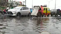 Genangan air terjadi di Jalan Arif Rahman Hakim, Kecamatan Beji, Depok usai diguyur hujan deras (Foto:Liputan6/Dicky Agung Prihanto)