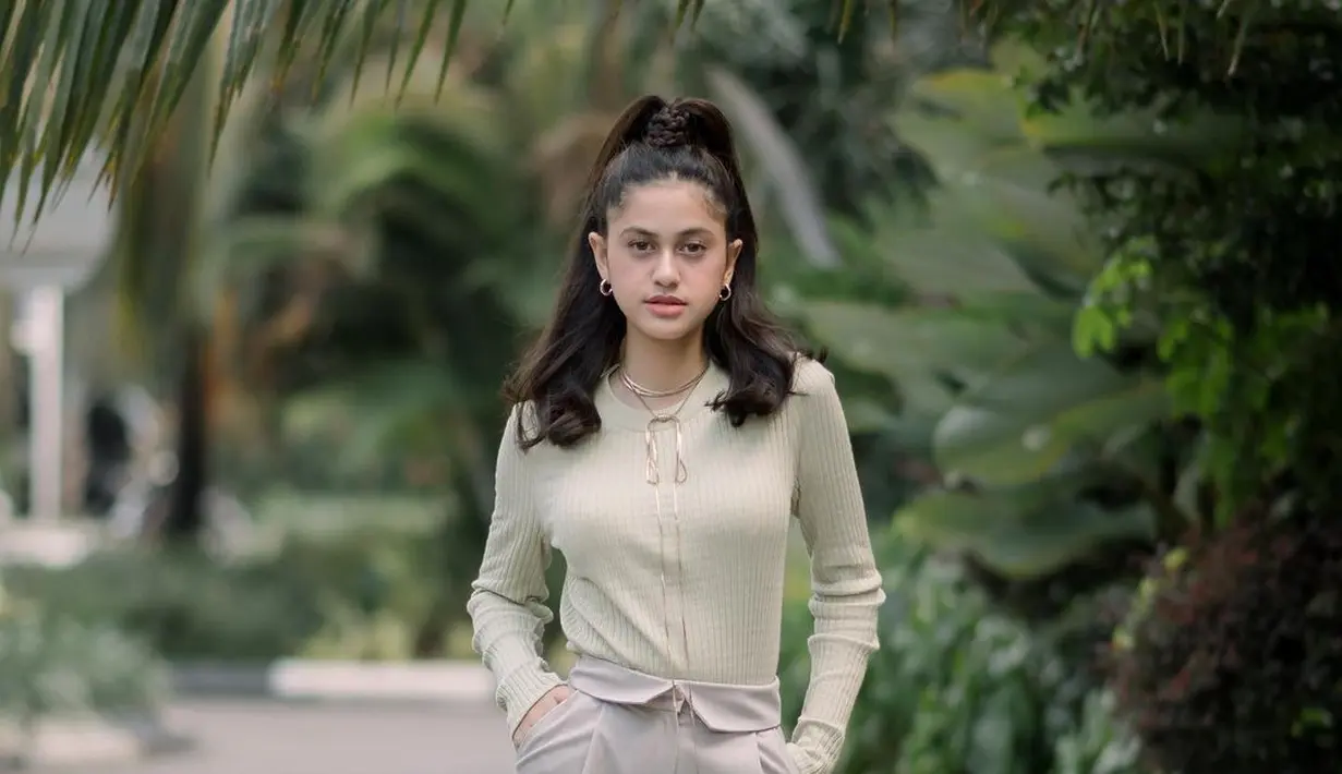 Ia bahkan dipercaya mengisi original soundtrack film ‘Bismillah Kunikahi Suamimu’ lewat lagu berjudul ‘Sanggup’. [Foto: IG/therealaisamaisa].