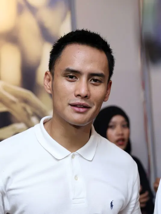 'Lalu kita melihat celahnya apa yang menjadi menu di Tanjung Duren. Makanya kita bawakan nasi kucing, roti, pempek. Menu Indonesia kita bawa kesini. Pas banget juga banyak yang tinggal dekat Tanjung Duren,' sambung Choky. (Nurwahyunan/Bintang.com)