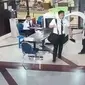 Pilot terlihat berjalan sempoyongan selepas pemeriksaan di bandara.