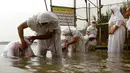 Pengikut agama Sabean Mandaean melakukan ritual di Sungai Tigris saat perayaan Banja atau Pesta Kreasi, Baghdad, Irak, Senin (15/3/2021). Pengikut Sabean Mandaean memandang Yohanes Pembaptis sebagai nabi utamanya. (AP Photo/Hadi Mizban)