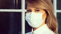 Pakai masker di muka publik, begini penampilan dari Melania Trump. (Foto: Instagram: Melaniatrump.style)