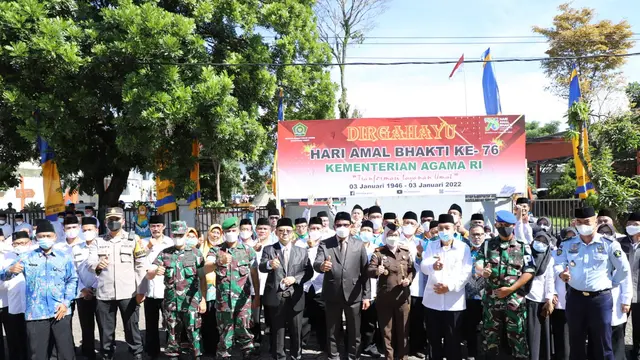 Puluhan ASN di lingkungan Kementerian Agama (Kemenag) Garut, Jawa Barat berfoto bersama seletah upacara puncak amal bakti ke 76 Kemenag.