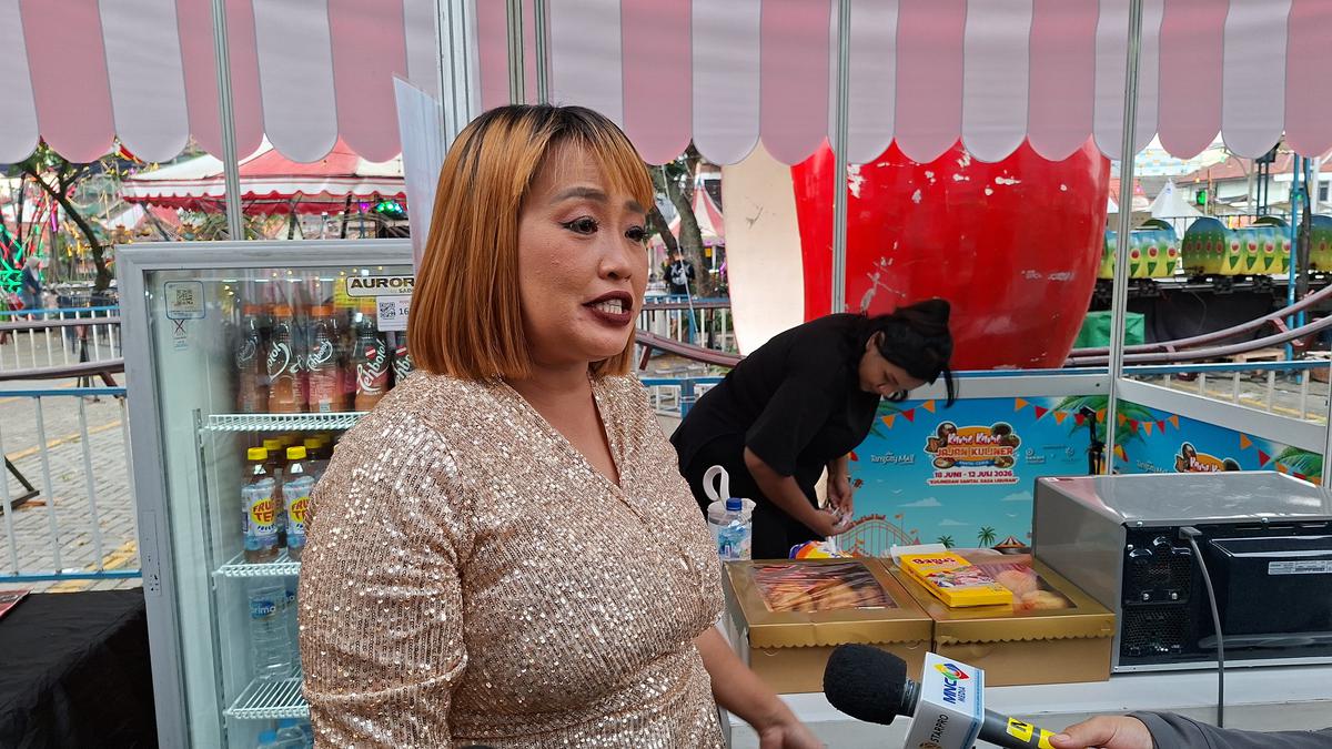 Potret Pinkan Mambo Jualan Donat dan Ngamen di Mall Tangerang