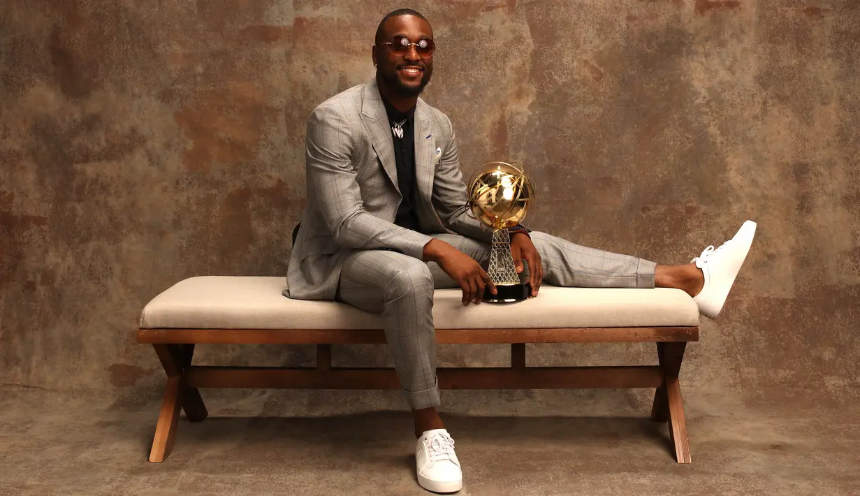 Pebasket Charlotte Hornets, Kemba Walker, meraih penghargaan Sportsmanship Award pada NBA Awards 2017 di Basketball City, New York, Senin (26/6/2017). (NBAE via Getty Images/Michael J LeBrecht II)