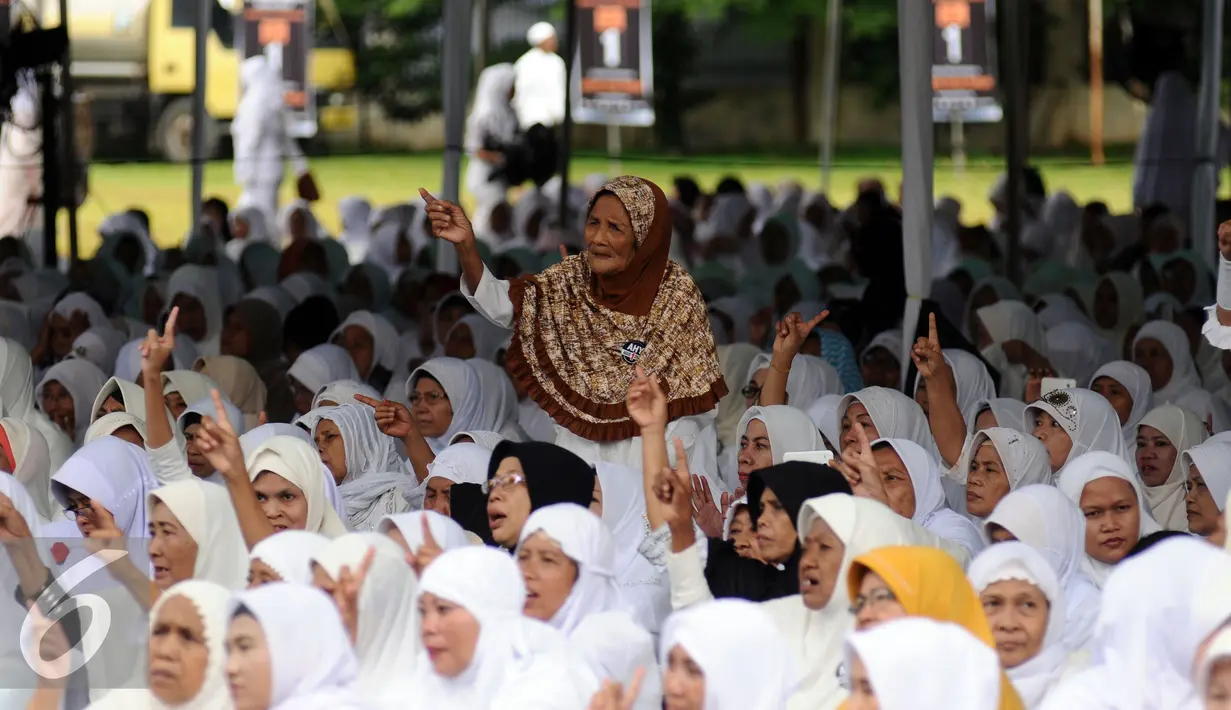 Seorang nenek berdiri saat menghadiri Doa Bersama Untuk Satukan Umat Jakarta di Lapangan Blok S, Kamis (9/2). Tabliq akbar tersebut dihadiri pasangan cagub DKI Jakarta Agus Harimurti Yudhoyono dan Sylviana Murni. (Liputan6.com/Helmi Fithriansyah)