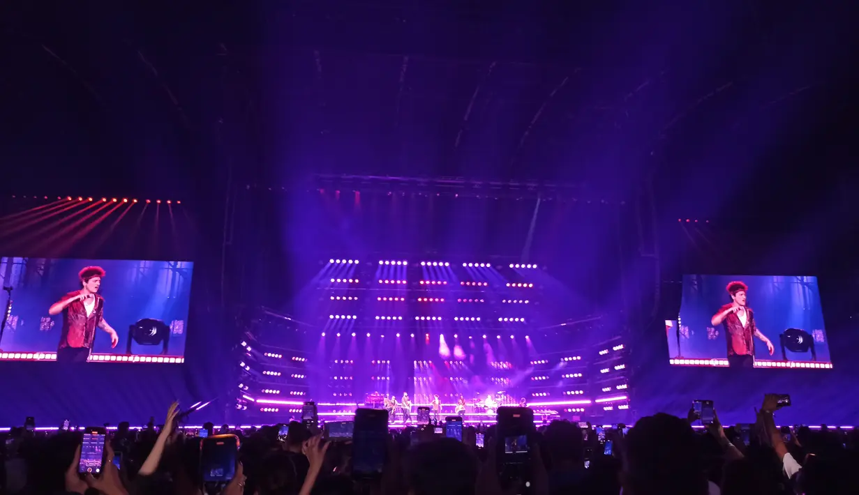 Bruno Mars di konsernya di Jakarta International Stadium, Rabu (11/9/2024). [Foto: Lanny Kusuma/Fimela]