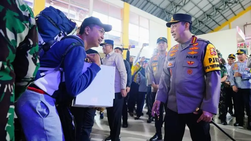 Kapolri saat di Terminal Purabaya meninjau kesiapan mudik 2024. (Istimewa)