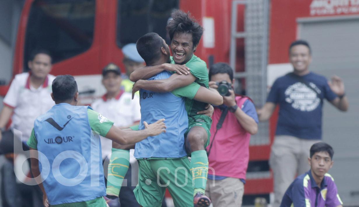 Pemain Bhayangkara FC, Ilham Udin Armaiyn, melakukan selebrasi usai mencetak gol ke gawang Semen Padang pada laga lanjutan Liga 1 Indonesia di Stadion Patriot, Bekasi, Sabtu (20/05/2017). Bhayangkara FC menang 1-0. (Bola.com/M Iqbal Ichsan)