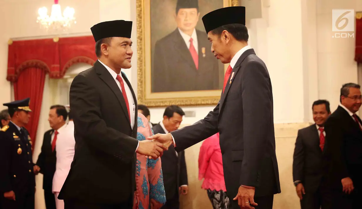 Presiden Joko Widodo (Jokowi) memberikan ucapan selamat kepada Kepala BNN Irjen (Pol) Heru Winarko seusai pelantikan di Istana Negara, Kamis (1/3). Heru Winarko menggantikan Komjen Pol Budi Waseso yang memasuki masa pensiun. (Liputan6.com/Angga Yuniar)