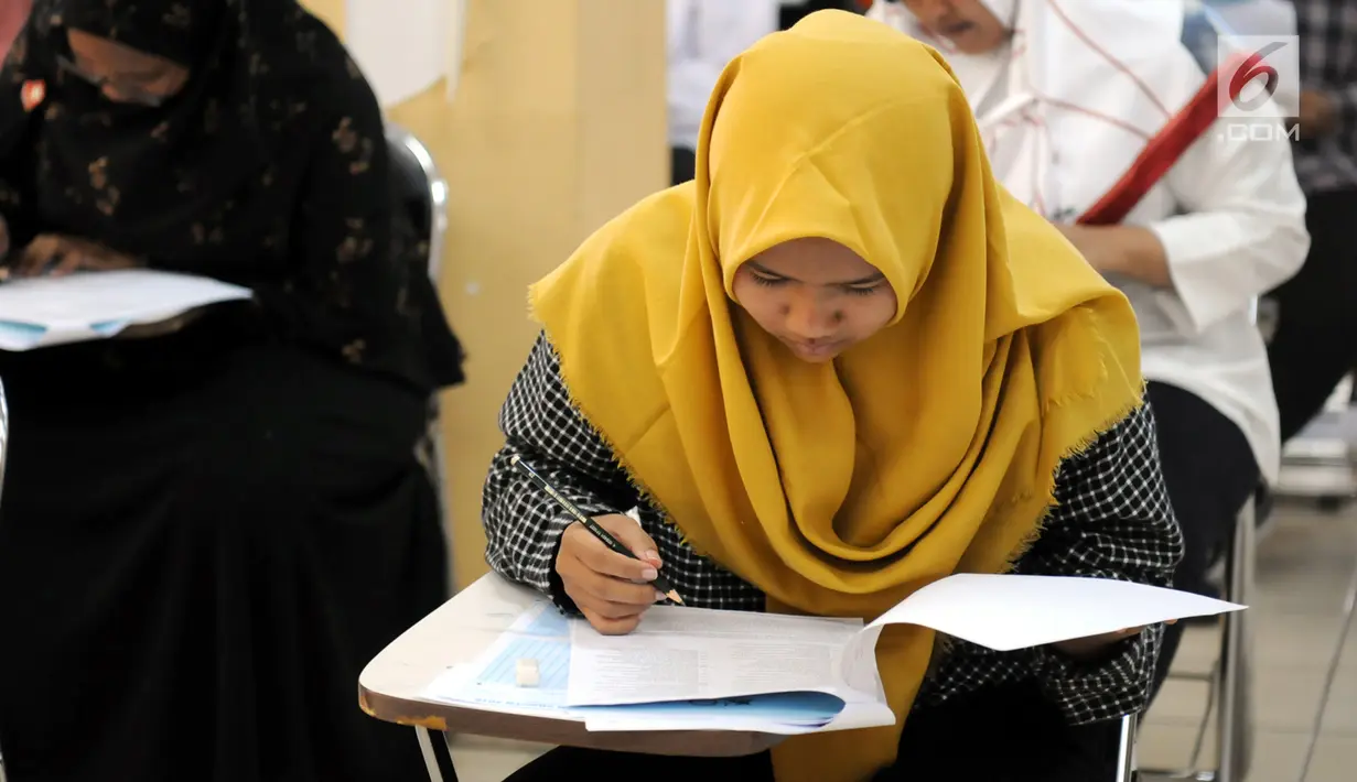 Peserta mengisi soal SBMPTN 2018 di Kampus Universitas Islam Negeri (UIN) Syarif Hidayatullah, Tangerang Selatan, Selasa (8/5). Sementara 40.131 peserta ujian soshum dan 5.621 peserta ujian campuran. (Merdeka.com/Arie Basuki)