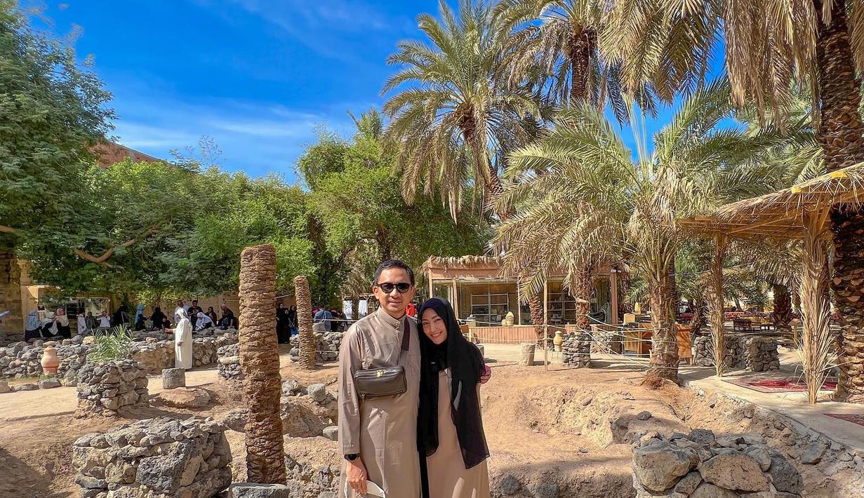 Ayu Dewi dan Regi Datau juga berkunjung ke sumur Adzaq, salah satu sumur tempat Rasulullah berwudhu.(Foto: Instagram/ mrsayudewi)