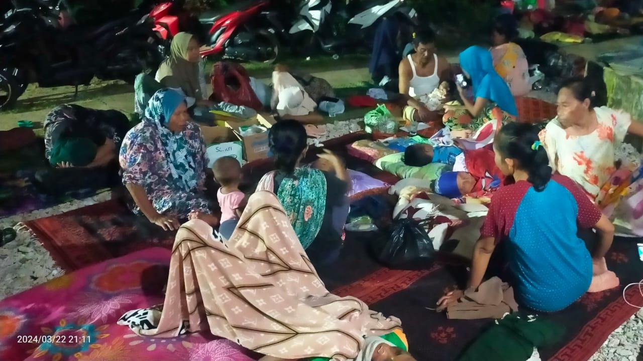 Warga Bawean mengungsi ke tenda akibat gempa. (Istimewa)