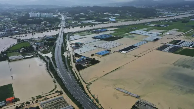 Banjir bandang hingga longsor terjadi di Kota Anseong, Korea Selatan usai hujan deras pada Minggu, 2 Agustus 2020. (Hong Ki-won/YONHAP via AP)