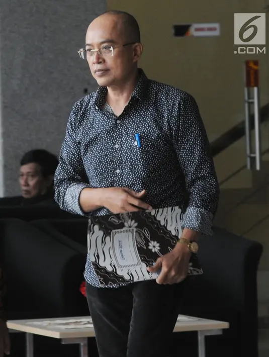 Wakil Bupati Bengkulu Selatan, Gusnan Mulyadi usai diperiksa di gedung KPK, Jakarta, Rabu (30/5). Gusnan diperiksa sebagai saksi terkait kasus suap pengadaan pekerjaan infrastruktur di Pemkab Bengkulu Selatan tahun anggaran 2018. (Merdeka.com/Dwi Narwoko)