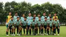 17 pemain Korea-Korea Selecao berfoto bersama sebelum melakukan laga uji coba melawan Akademi Sepak Bola Intinusa Olah Prima (ASIOP) di Lapangan Sutasoma, Halim, Jakarta Timur, Selasa (18/11/2024). (Bola.com/Bagaskara Lazuardi)
