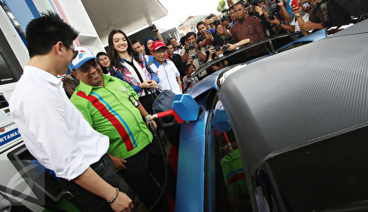 Direktur Pemasaran Pertamina Ahmad Bambang (kedua kiri), Komisaris Utama Pertamina Tanri Abeng (kanan) dan Raline Shah mengisi bahan bakar mobil dalam acara peluncuran konsep SPBU 'Pasti Prima' di Jakarta, Jumat (11/12). (Liputan6.com/Immanuel Antonius)