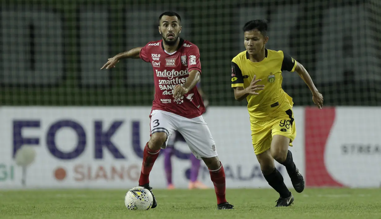Gelandang Bali United, Brwa Nouri, berusaha melewati gelandang Bhayangkara FC, Reksa Maulana, pada laga Piala Presiden 2019 di Stadion Patriot, Bekasi, Kamis (14/3). Bhayangkara menang 4-1 atas Bali. (Bola.com/Yoppy Renato)