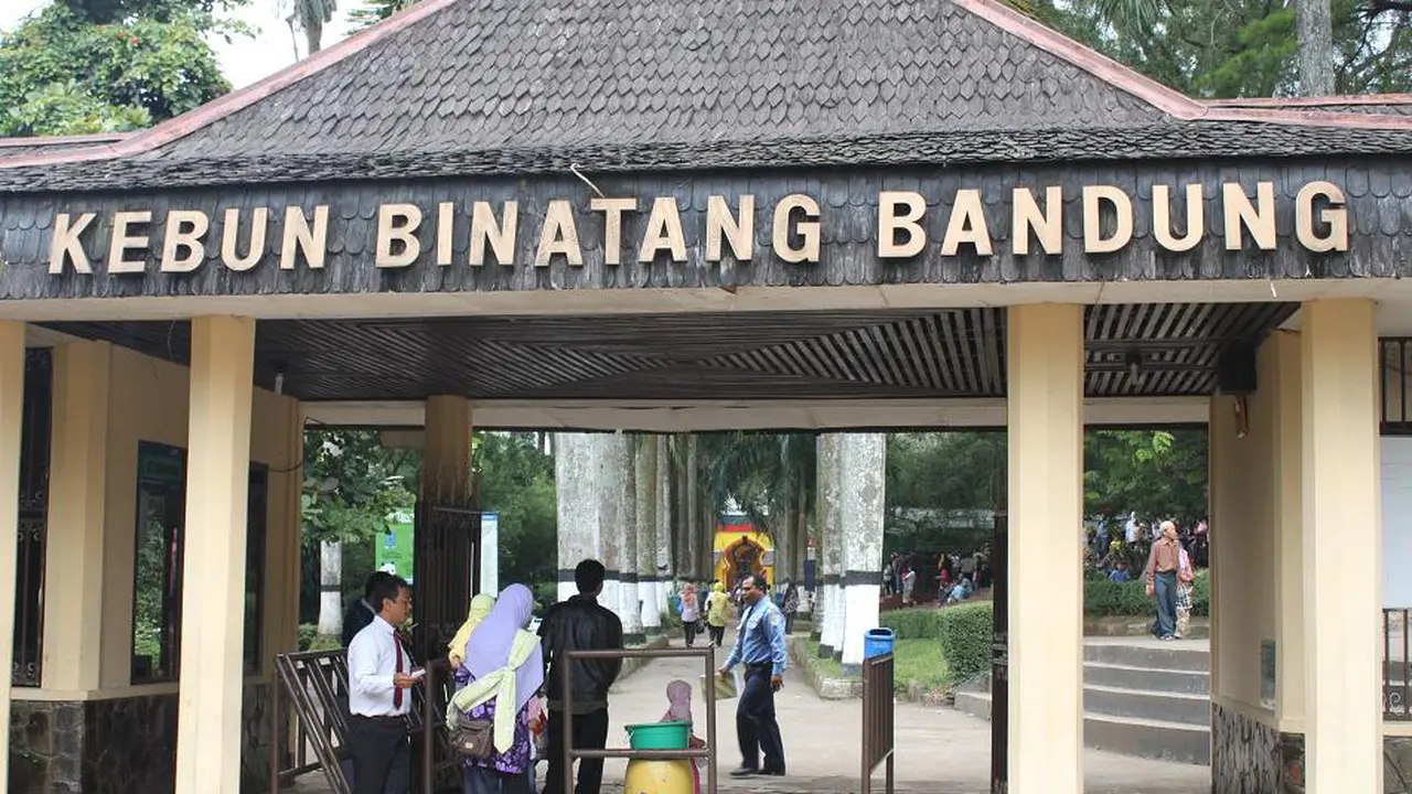 Kandang Satwa Penuh Sampah, Pengelola Bonbin Dikritik