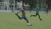 Nelson Alom mencoba melepaskan tembakan saat sesi latihan tim di Lapangan ABC Senayan, Jakarta (20/6/2018). Timnas melakukan persiapan untuk melawan Korea pada laga uji coba 23 Juni 2018. (Bola.com/Nick Hanoatubun)