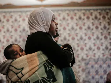 Seorang wanita menunaikan salat tarawih malam pertama Ramadan 1439 H di Masjid Nizamiye di Midrand, Johannesburg, Afrika Selatan (16/5). Masjid ini diresmikan oleh Presiden Afrika Selatan Jacob Zuma pada 4 Oktober 2012. (AFP Photo/Gulshan Khan)