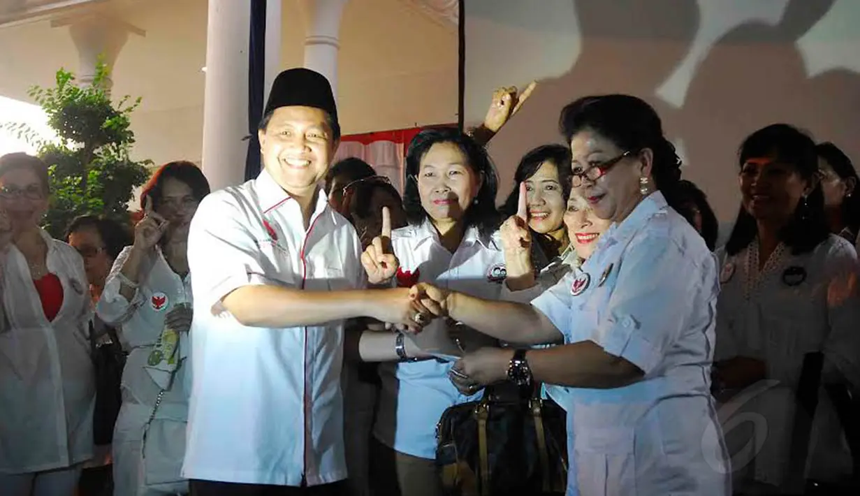 Simpatisan yang mengatasnamakan Perkumpulan Perempuan Bhineka Tunggal Ika, memberi dukungan pada pasangan Prabowo-Hatta (Liputan6/Johan Tallo)