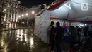 Warga mengikuti vaksinasi booster di halaman Masjid Istiqlal, Jakarta, Selasa (5/4/2022). Kegiatan vaksinasi yang digelar Ditreskrimum Polda Metro Jaya ini menyediakan 1.000 dosis vaksin Pfizer dan Astrazeneca. (merdeka.com/Imam Buhori)