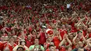Ekspresi fans Wales saat memberikan sambutan hangant kepada timnya usai kalah 0-2 dari Portugal pada semi-final Piala Eropa 2016 di Stadion Parc Olympique Lyonnais, DÈcines-Charpieu, Prancis, Kamis (7/7/2016) dini hari WIB. (AFP/Miguel Medina)
