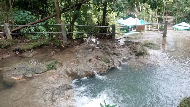 Pemandangan Air jernih terlihat di sungai Kebon yang menuju ke Air terjun Goa Kebon