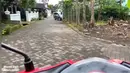 Akses masuk kediaman Erina dan keluarga cukup sempit, hanya muat sekitar dua mobil. [Sumber: Youtube Ini Yogyakarta]