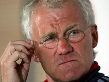 Danish football coach Morten Olsen gestures during a press conference at Santiago Bernabeu Stadium, in Madrid, 23 March 2007. AFP PHOTO/Pedro ARMESTRE 