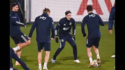Pemain baru Fenerbahce, Mesut Ozil (dua kanan), saat mengikuti sesi latihan perdananya bersama tim, di Istanbul, Minggu, (24/1/2021). (Foto: AFP/Ozan Kose)