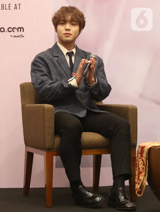 Penyanyi idola K-pop, Park Jihoon memberikan keterangan kepada awak media sebelum memulai konsernya di ICE BSD Hall 5, BSD, Tangerang Selatan, Sabtu (15/2/2020). Park Jihoon menemui penggemarnya di Indonesia dengan menggelar konser bertajuk “Park Jihoon FanCon Asia Tour”. (Liputan6.com/Angga Yuniar)
