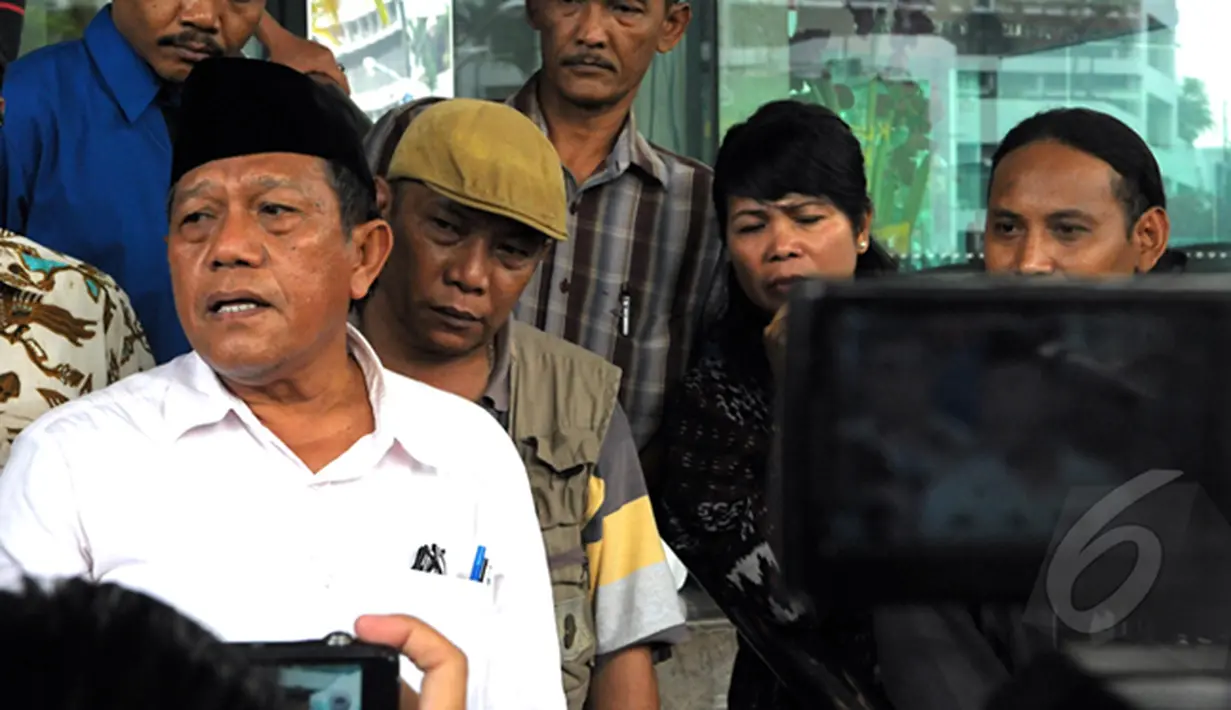 Muchtar Pakpahan saat tiba di depan Gedung KPK Jakarta, Kamis (26/02/2015).  Muchtar Pakpahan  mendaftarkan Judicial Review pasal 77 UU No.8/1981 tentang Hukum Acara Pidana (KUHAP) ke Mahkamah Konstitusi (MK). (Liputan6.com/Andrian M Tunay)