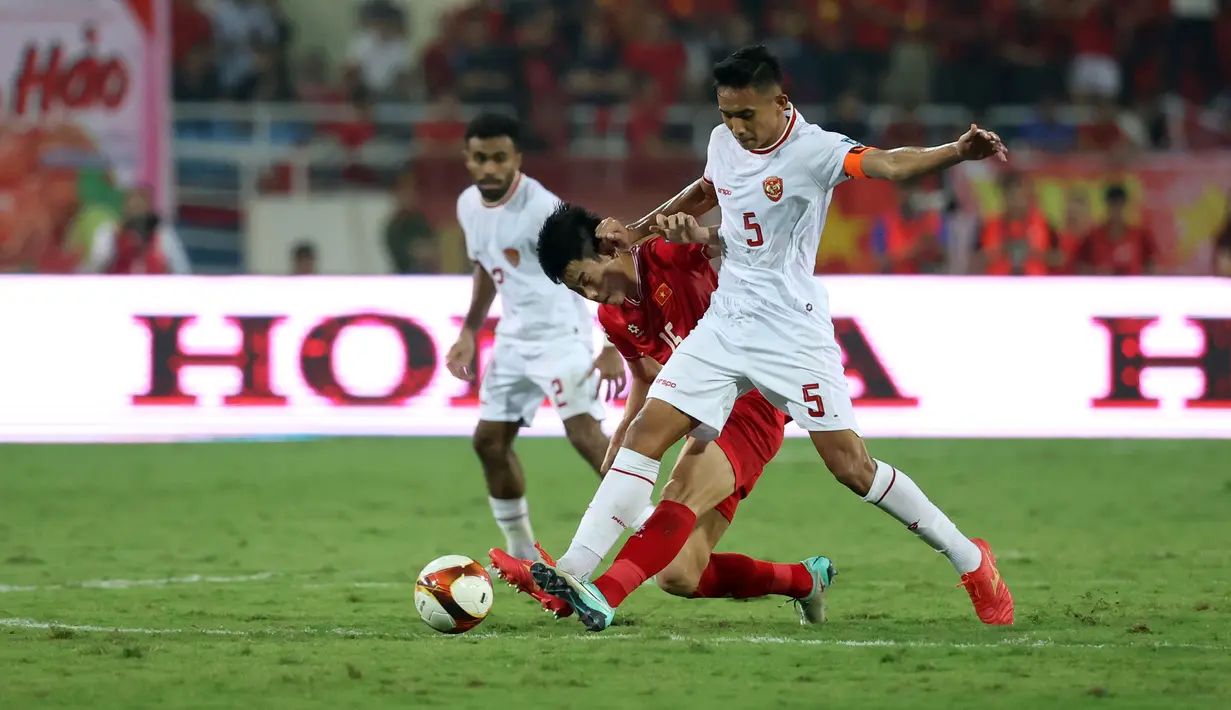 <p>Pemain Timnas Indonesia, Rizky Ridho (kanan) berusaha merebut bola dari pemain Timnas Vietnam, Nguyen Dinh Bac pada laga Grup F Kualifikasi Piala Dunia 2026 di My Dinh Stadium, Vietnam, Selasa (26/03/2024). (Dok.PSSI)</p>