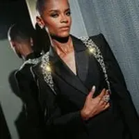 Melihat outfit Letitia Wright yang mirip dengan Chadwick Boseman di premier Black Panther 2 (instagram/letitiawright)