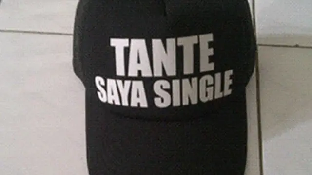 6 Tulisan di Topi Ini Absurd Banget, Nyelenehnya Bikin Senyum