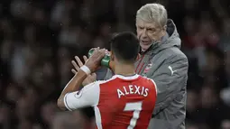 Arsene Wenger memberikan arahan kepada pemainnya saat melawan Sunderland pada lanjutan Premier League di Emirates Stadium, London, (16/5/2017). Arsenal menang 2-0. (AP/Matt Dunham)