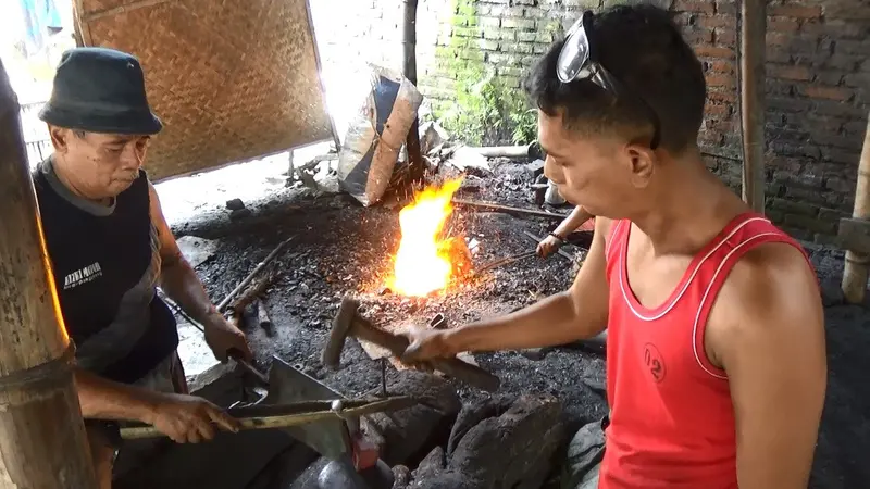 Penantang Tangguh Cangkul Impor Tiongkok dari Tulungagung