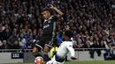 Bek Spurs, Danny Rose menghadang pergerakan David Neres pada leg 1, Semifinal Liga Champions yang berlangsung di Stadion Tottenham Hotspur, London, Rabu (1/5). Ajax menang 1-0 atas Tottenham Hotspur. (AFP/Emmanuel Dunand)